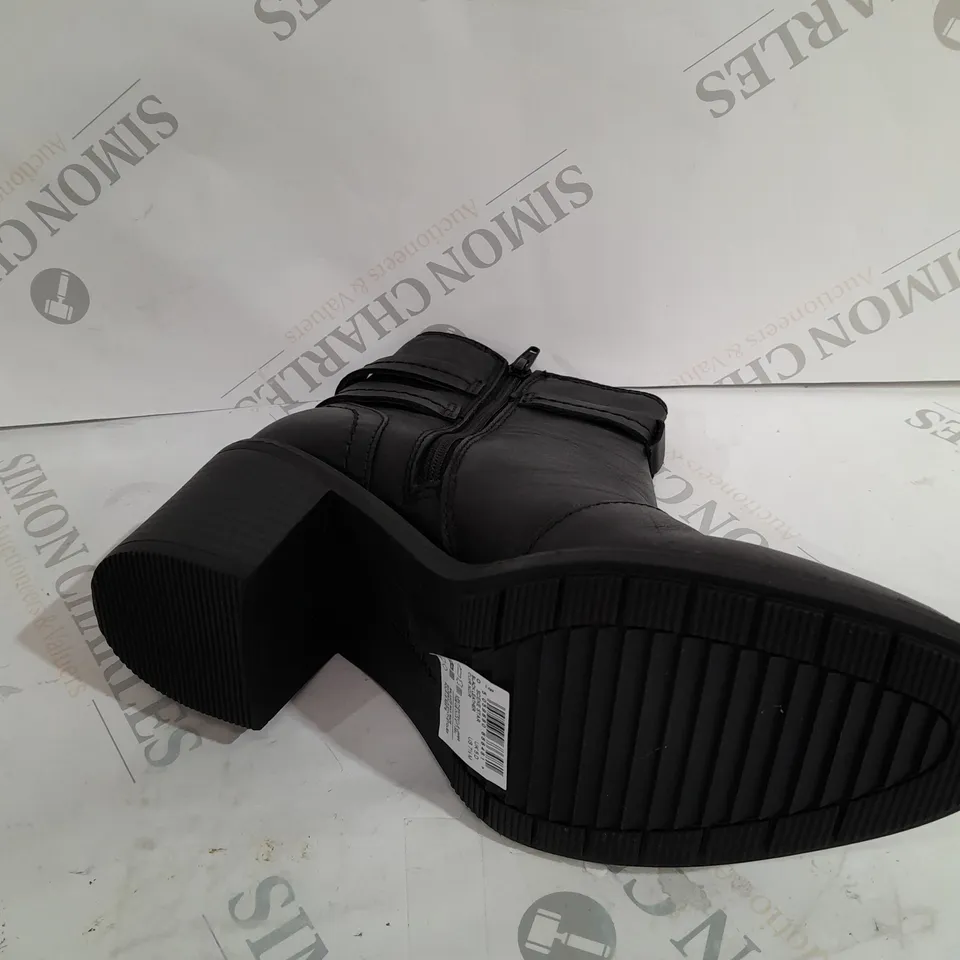 CLARKS BLACK FAUX LEATHER BOOTS SIZE 5 