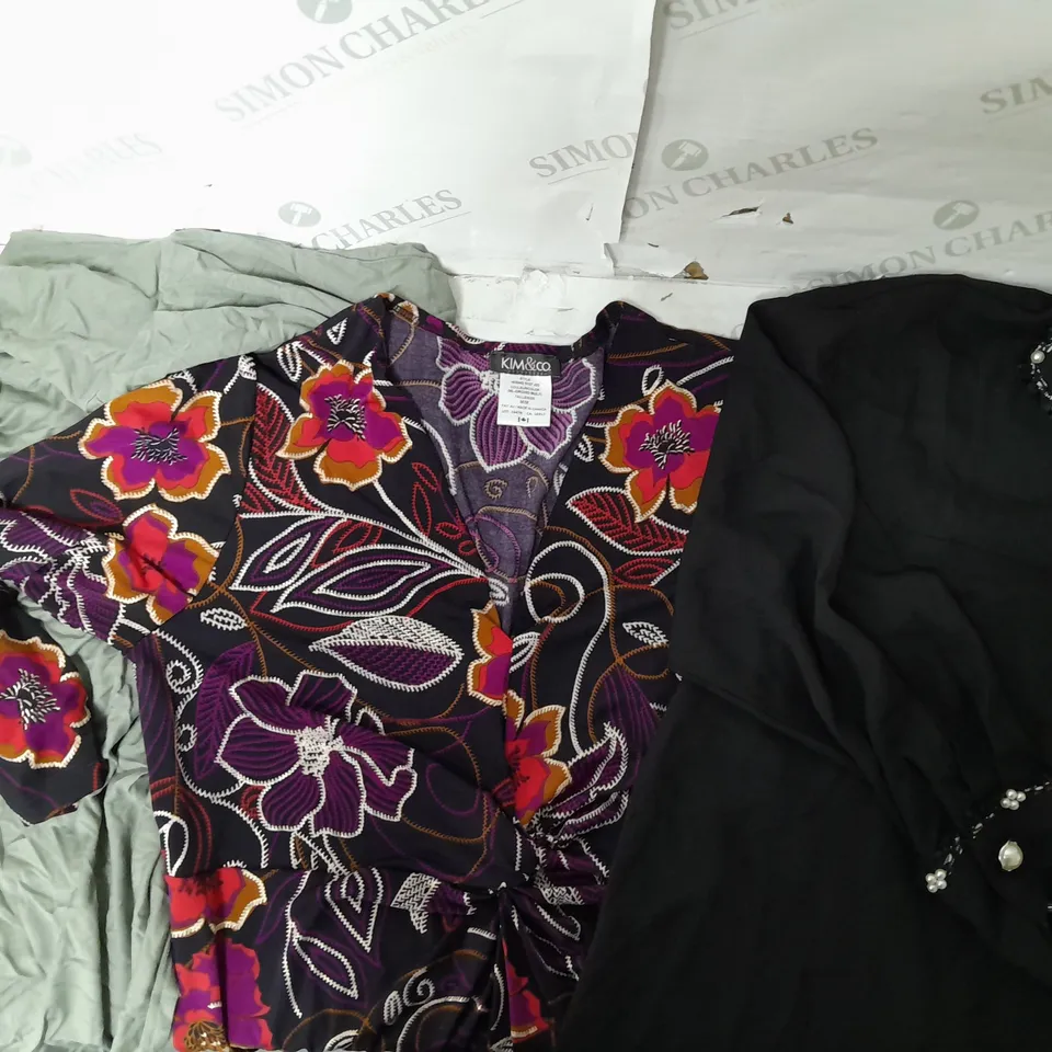 A BOX OF 10 ITEMS TO INCLUDE A GREEN TOP A FLOWER DESIGN BLOUSE AND A BLACK SHIRT 