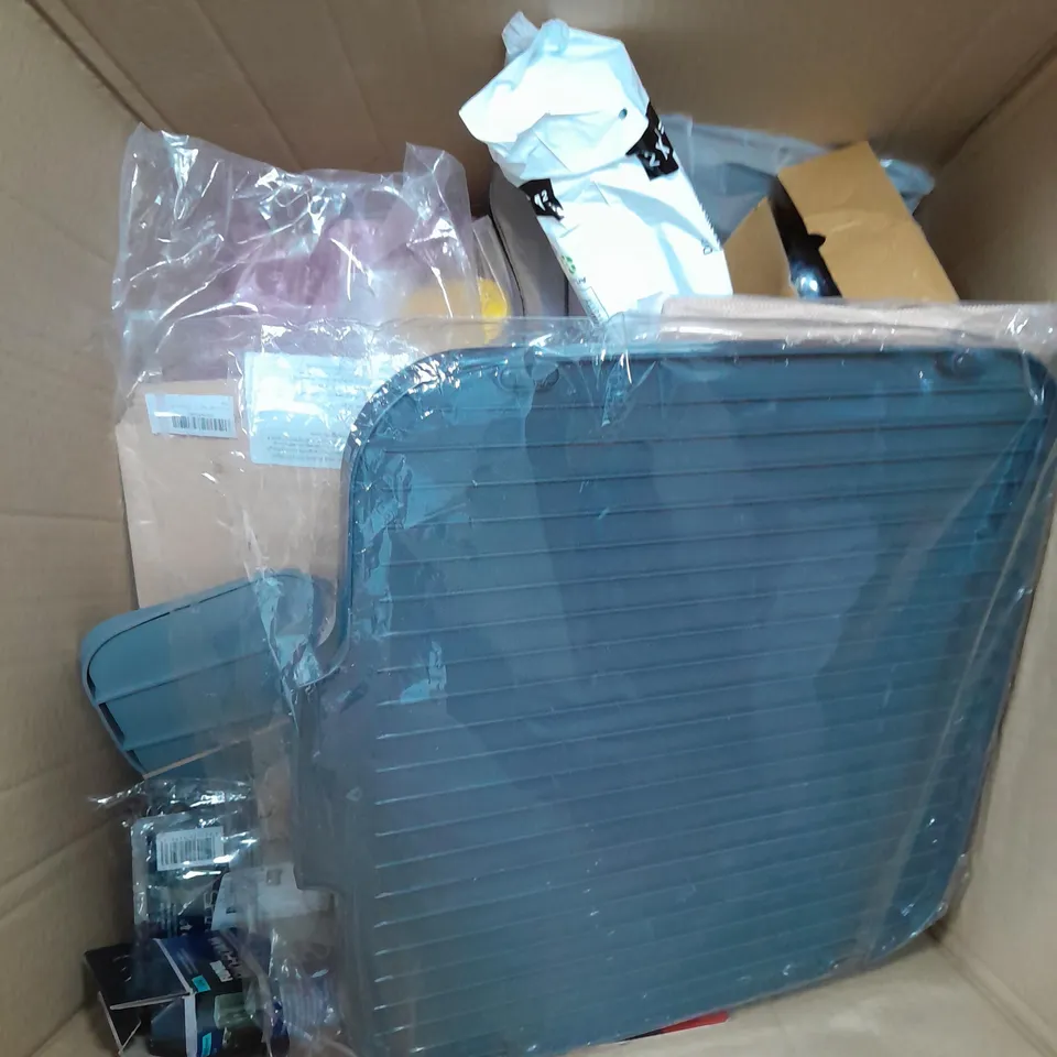 A BOX OF 30 HOUSEHOLD ITEMS TO INCLUDE A BUILDERS HARD HAT, A SHOWER HOSE, 4 X AGA TOPS, 2X ROLLS OF PATTERNED WALL PAPER 