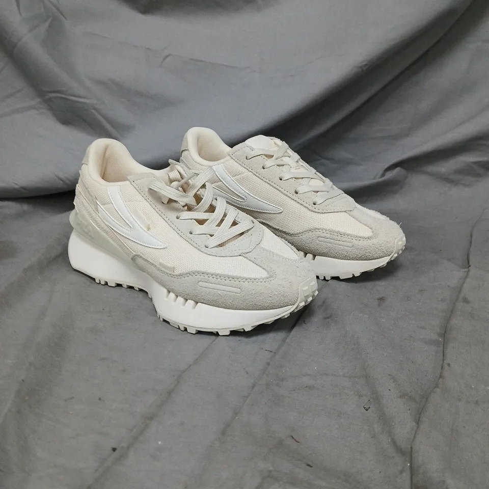 UNBOXED PAIR OF FILA CREAM RUNNER TRAINERS – SIZE 5