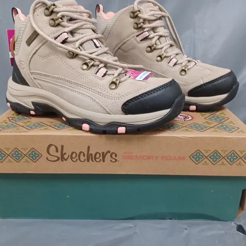 BOXED PAIR OF SKECHERS TREGO ALPINE TRAIL WATERPROOF BOOTS IN NATURAL SIZE 3