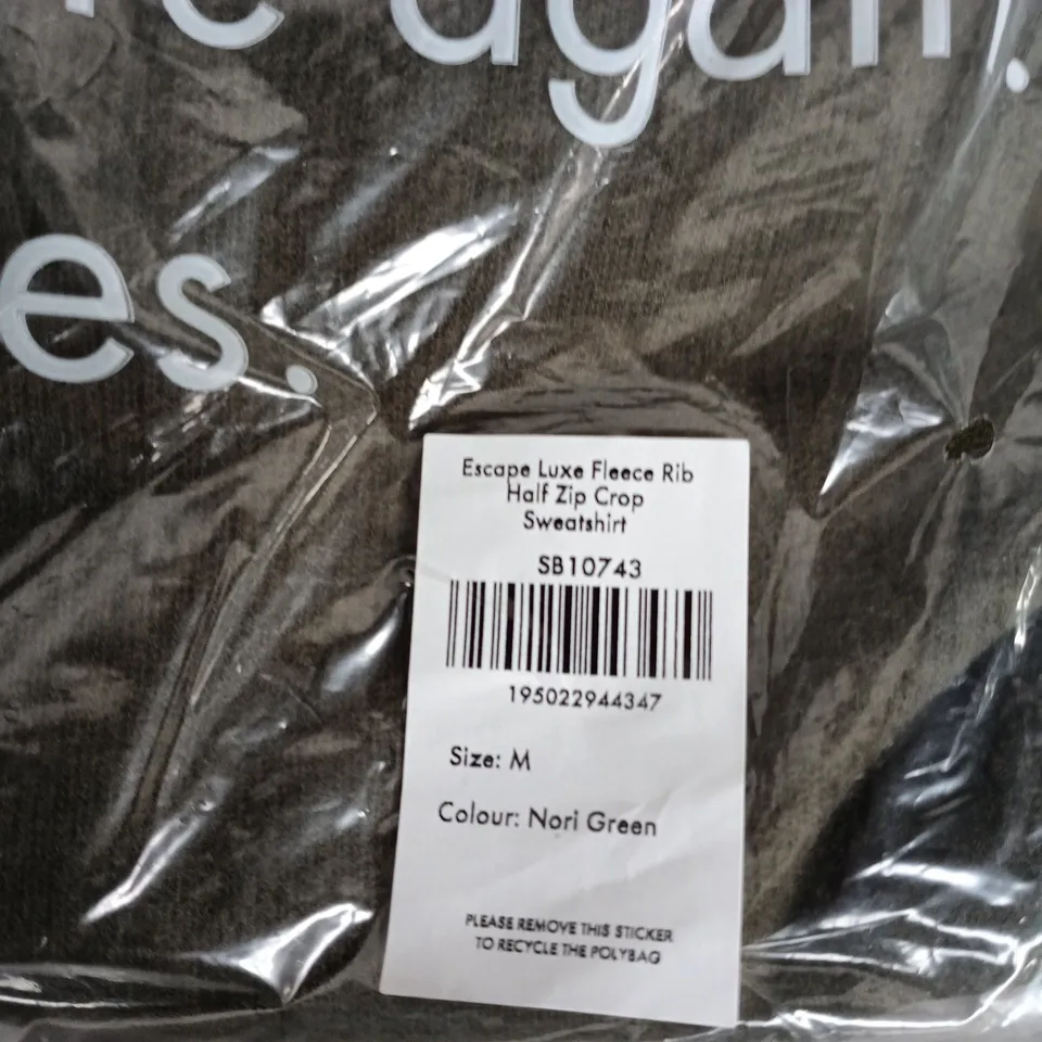 BAGGED SWEATY BETTY ESCAPE LUXE FLEECE RIB HALF ZIP CROP SWEATSHIRT – UK SIZE M – COLOUR: NORI GREEN