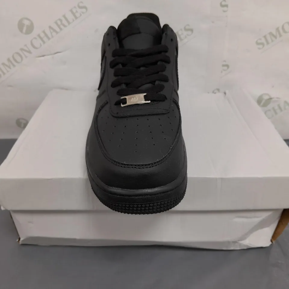 BOXED PAIR OF NIKE AIR FORCE 1 '07 SHOES IN BLACK UK SIZE 9