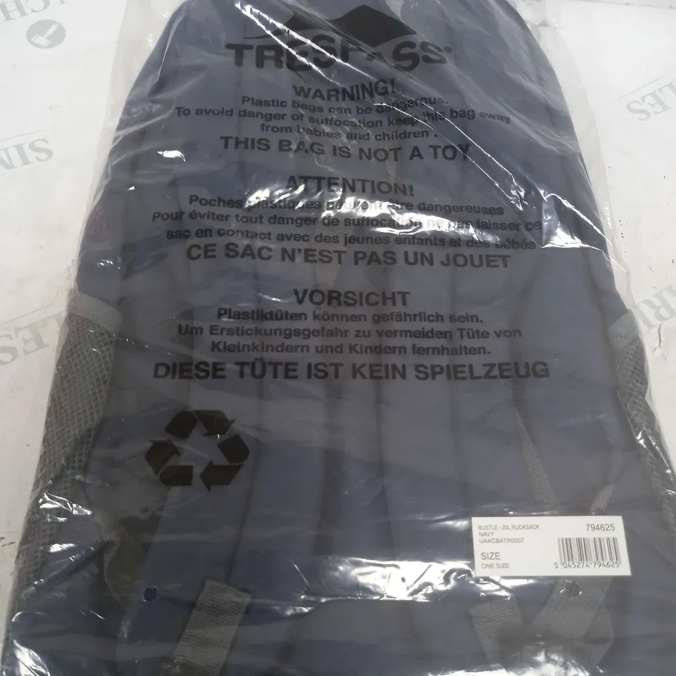 TRESPASS BUSTLE 25L BACKPACK (NAVY)