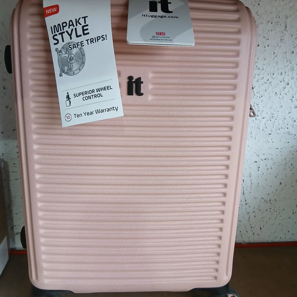 IT LUGGAGE ROSE PINK HARDSIDE SUITCASE WITH FOUR WHEELS