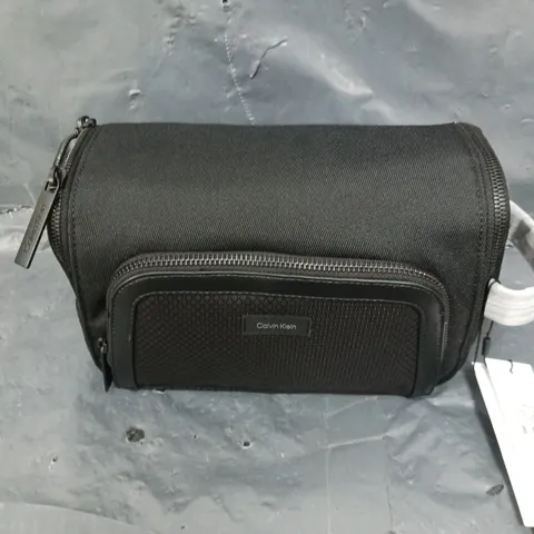 CALVIN KLEIN REMOTE TEXTURED SMALL WASHBAG  