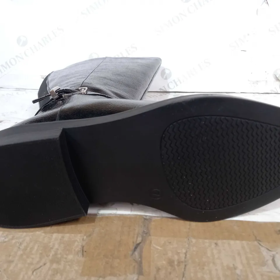 BOXED PAIR OF DESIGNER HIGH BOOTS IN BLACK UK SIZE 7