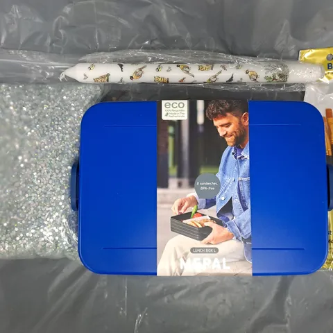 APPROXIMATELY 15 ASSORTED HOUSEHOLD ITEMS TO INCLUDE ARTIST BRUSHES, MEPAL LUNCH BOX, ETC
