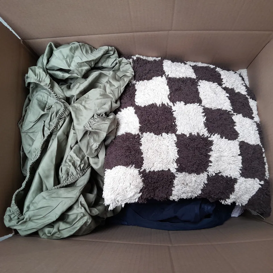 LARGE BOX OF ASSORTED ITEMS TO INCLUDE BABY SLEEPING BAG, CUSHIONS AND WASH CLOTHS