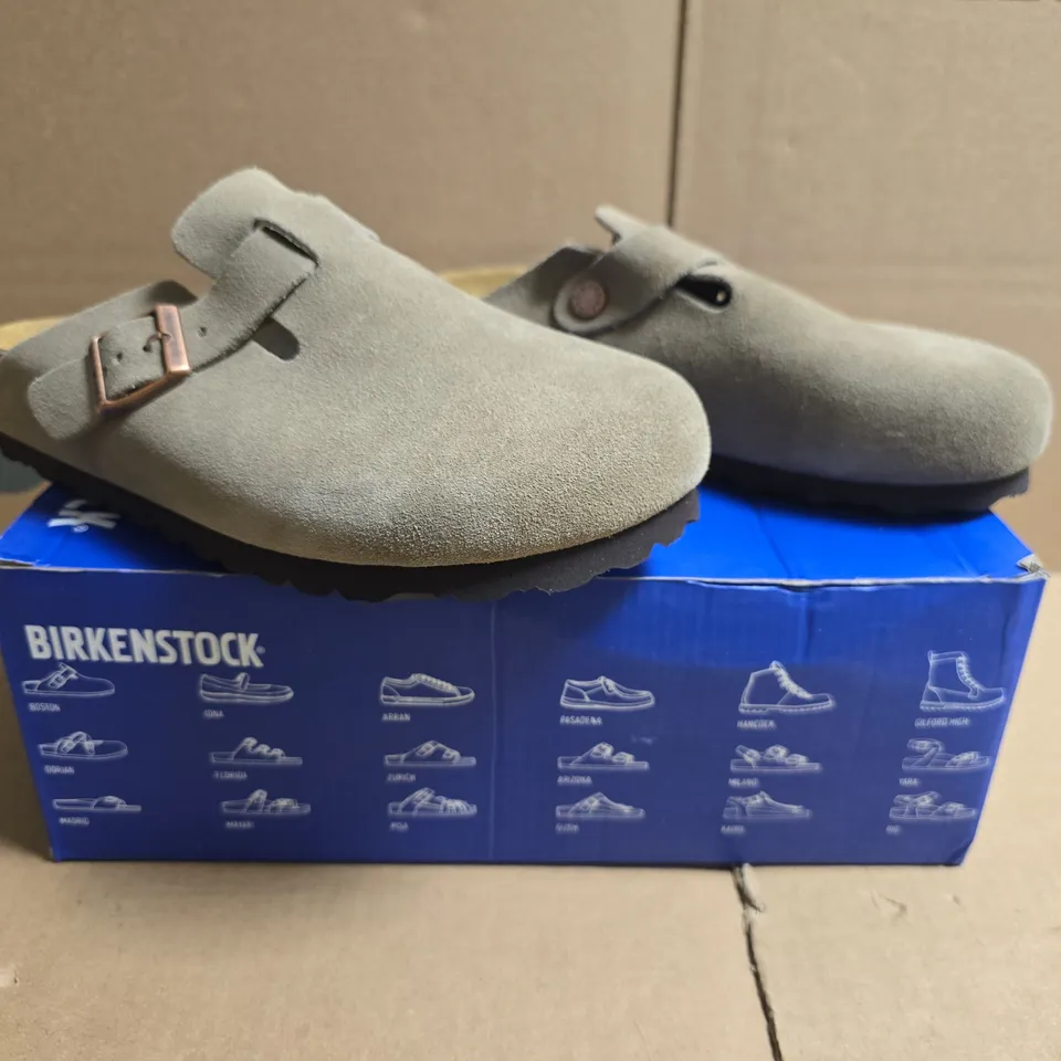 BOXED PAIR OF BIRKENSTOCK BOSTON BS SHOES IN TAUPE SIZE UK 5.5