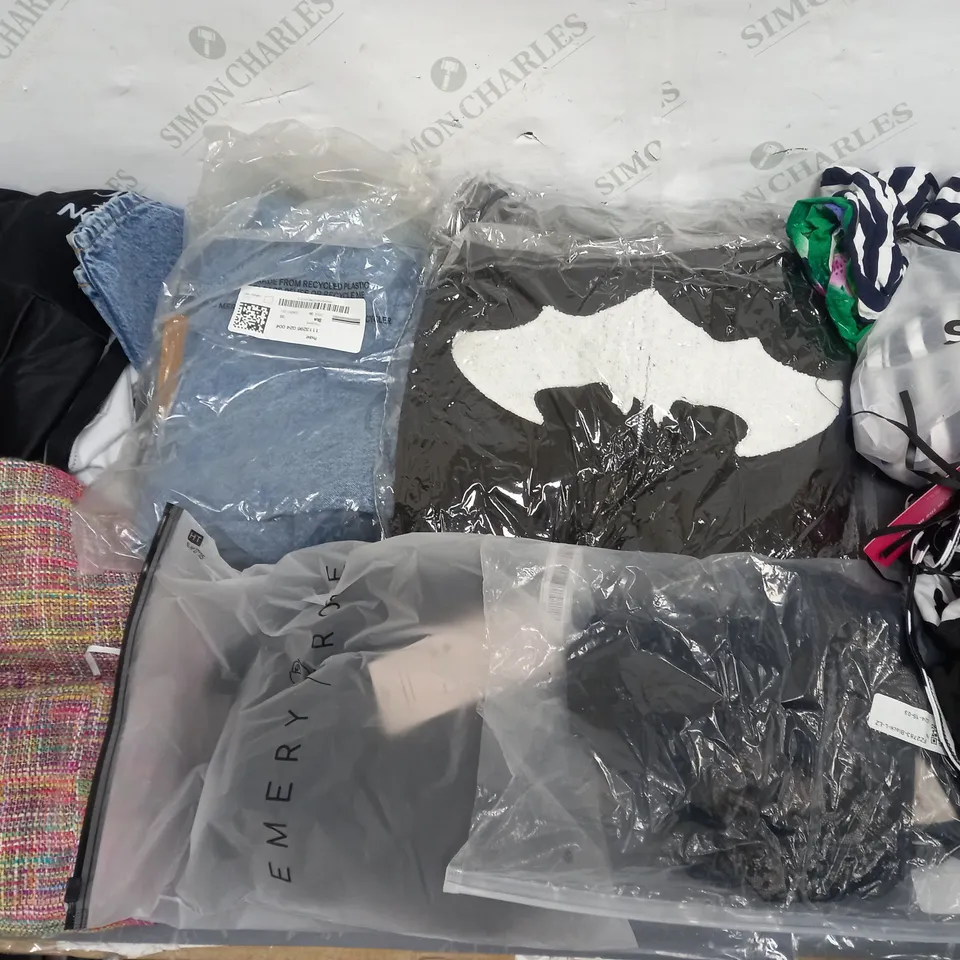 LARGE QAUNTIITY OF ASSORTED CLOTHING ITEMS TO INCLUDE DRESSES, JEANS, SHIRTS, ETC