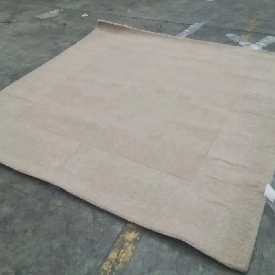 QUALITY DESIGNER AREA RUG - APPROXIMATELY 205X205CM