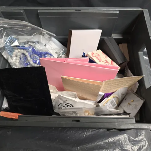 LARGE QUANTITY OF ASSORTED JEWELLERY AND ACCESSORIES