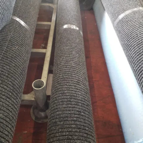 ROLL OF QUALITY LOOP PILE CARPET IN BLACK/WHITE - SIZE UNSPECIFIED