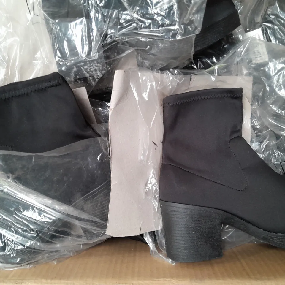 BOX OF APPROX 15 ASSORTED UNBRANDED BLACK HEEL SLIP ON BOOTS - SIZE 7