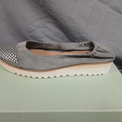 CALPIERRE WOMEN'S DESIGNER SHOES β GREY SUEDE WITH SILVER WOVEN TOE CAP (UK 8 / EU 41)