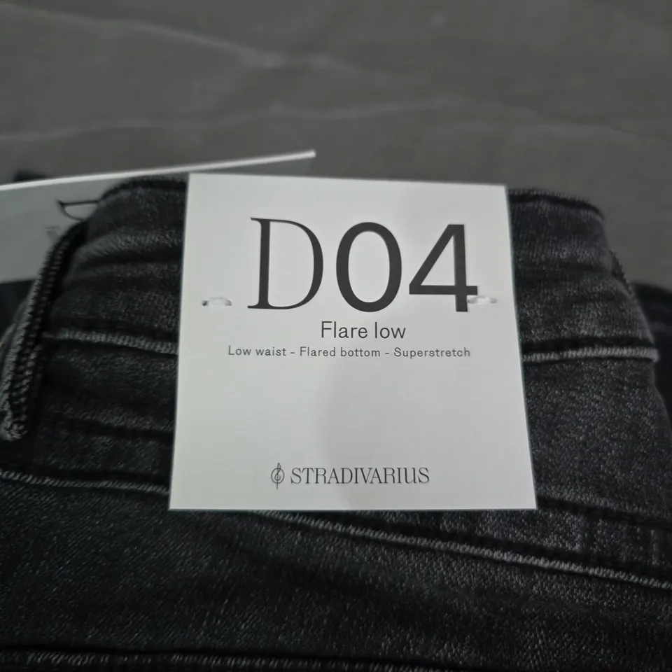 STRADIVARIUS WOMEN'S DARK DENIM FLARE JEANS – D04 - SIZE 8