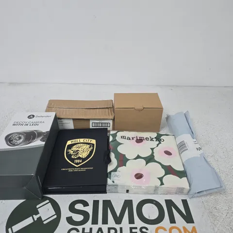 APPROXIMATELY 20 ASSORTED ITEMS INCLUDING DEFENDER DEOCY CAMERA, HULL CITY LANYARDS AND BADGES AND MARIMEKKO NAPKINS