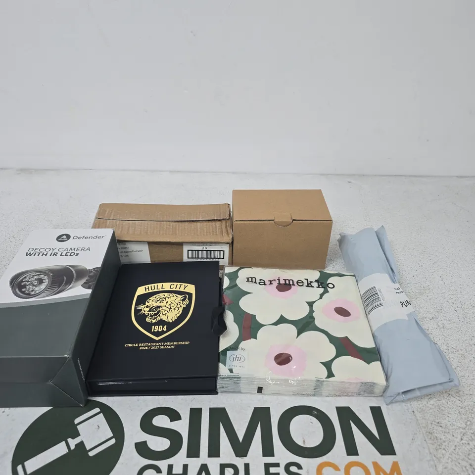 APPROXIMATELY 20 ASSORTED ITEMS INCLUDING DEFENDER DEOCY CAMERA, HULL CITY LANYARDS AND BADGES AND MARIMEKKO NAPKINS