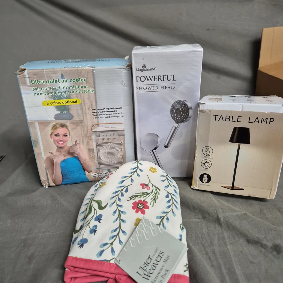 BOX OF APPROXIMATELY 15 ASSORTED HOUSEHOLD ITEMS TO INCLUDE SHOWER HEAD, MINI FAN AND MICROWAVE MITTS