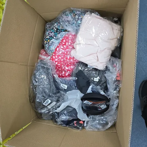 BOX OF APPROXIMATELY 25 ASSORTED CLOTHING ITEMS TO INCLUDE:  BRAVE SOUL JUMPER 