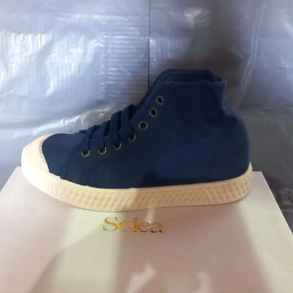 BOXED SOLEA BUMPY WHITE/NAVY CANVAS SNEAKERS SIZE 7