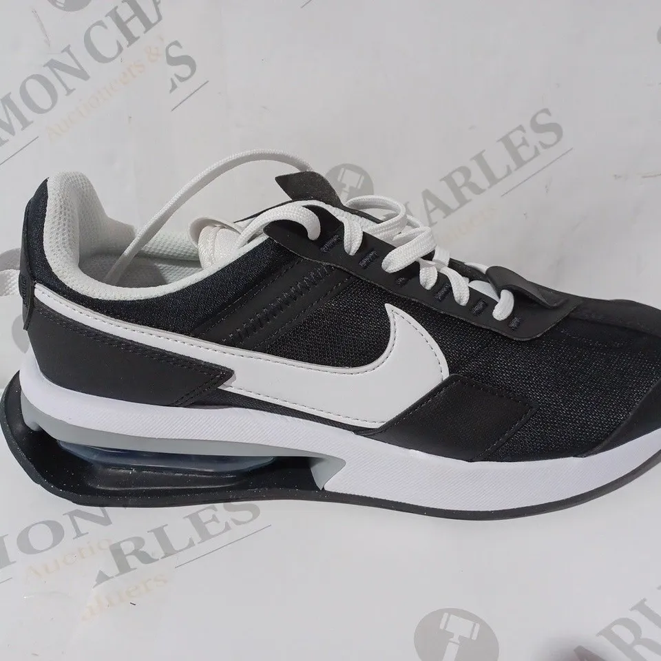 NIKE AIR BLACK & WHITE TRAINER -SIZE 7