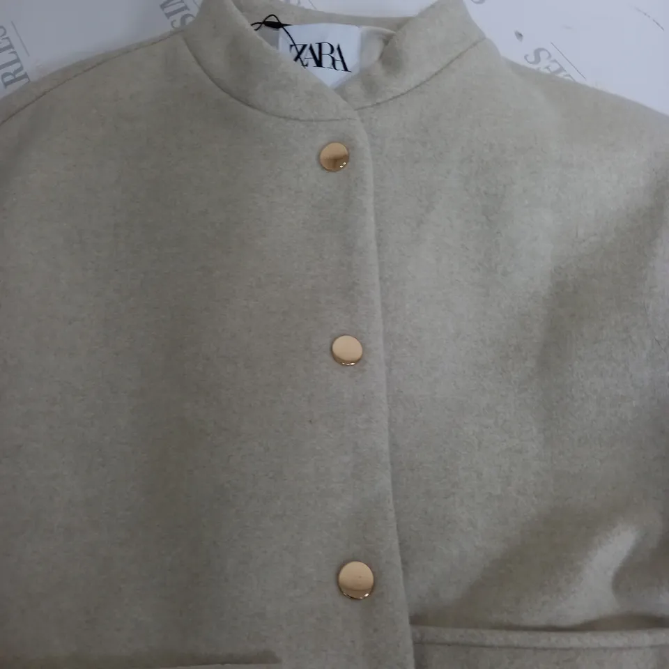 ZARA LONG SLEEVE BUTTON UP CROP CARDIGAN IN CREAM - LARGE