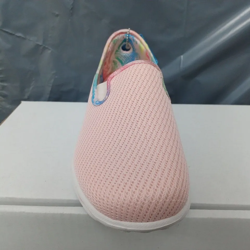 SKECHERS ORIGINAL GO WALK SHOES IN LIGHT PINK - SIZE 6