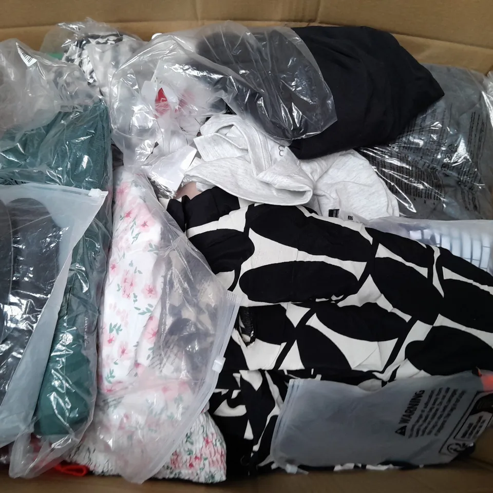 BOX OF APPROXIMATELY 25 ASSORTED CLOTHING ITEMS TO INCLUDE - BELT , SOCKS , T-SHIRT ETC