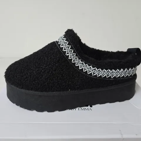 BOXED SHOES BY EMMA PANDA SHOES, BLACK/BLUE - SIZE 4