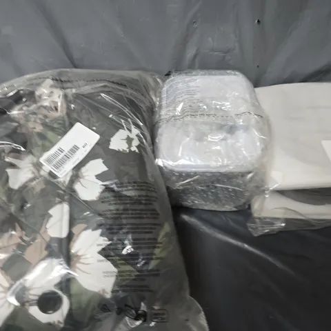 APPROXIMATELY 10 ASSORTED ITEMS TO INCLUDE FANS, CLOTHING ITEMS AND FOOD CONATINERS - COLLECTION ONLY