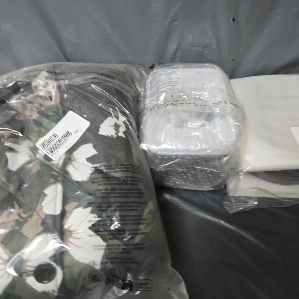 APPROXIMATELY 10 ASSORTED ITEMS TO INCLUDE FANS, CLOTHING ITEMS AND FOOD CONATINERS - COLLECTION ONLY 
