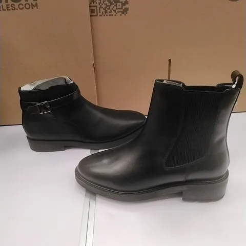 PALLET CONTAINING APPROXIMATELY 85 WOMEN'S DESIGNER SHOES WHICH INCLUDE;JD WILLIAMS BOOTS AND SIMILAR PRODUCTS ETC