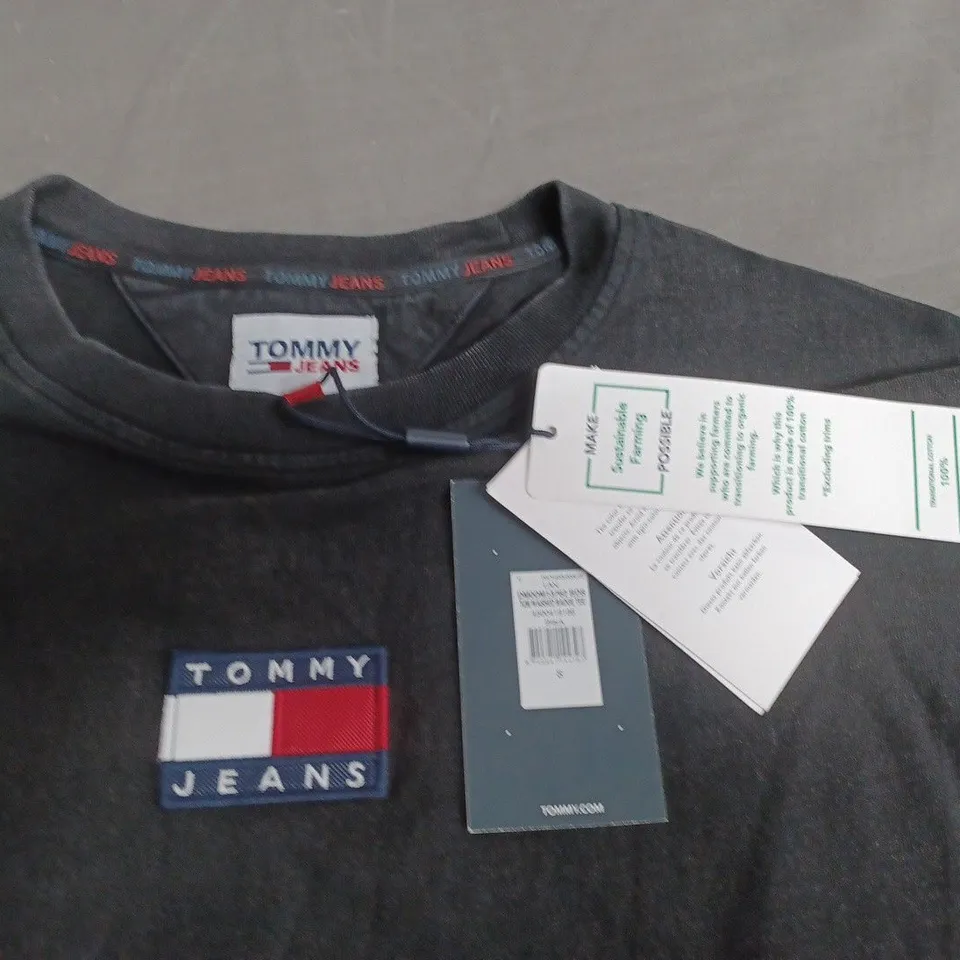 TOMMY JEANS WASHED BADGE TEE - S