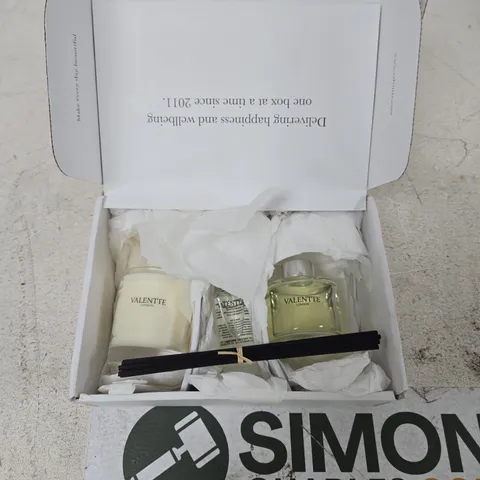 VALENTTE LONDON FRAGRANCE GIFT SET WITH CANDLE, REED DIFFUSER STICKS & MINI PERFUME BOTTLE