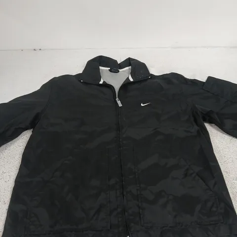 NIKE BLACK ZIP-FRONT JACKET – UK SIZE S (US S/4-6)