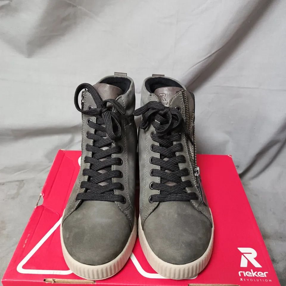 PAIR OF RIEKER SIDE ZIP TRAINER BOOTS IN GREY SIZE 6