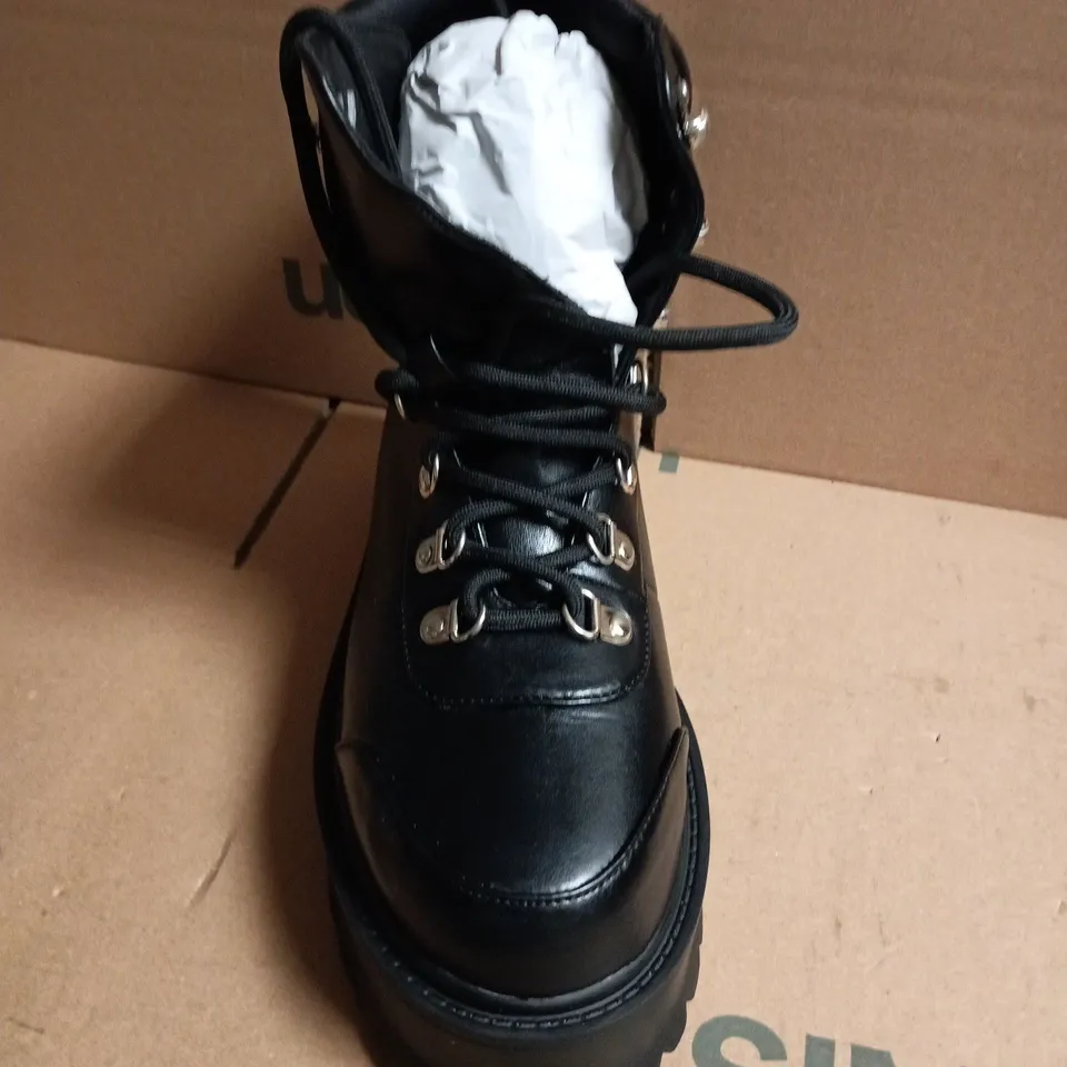 BOXED PAIR OF KOI HYDRA ALL BLACK MATRIX PLATFORM BOOTS - UK 6 