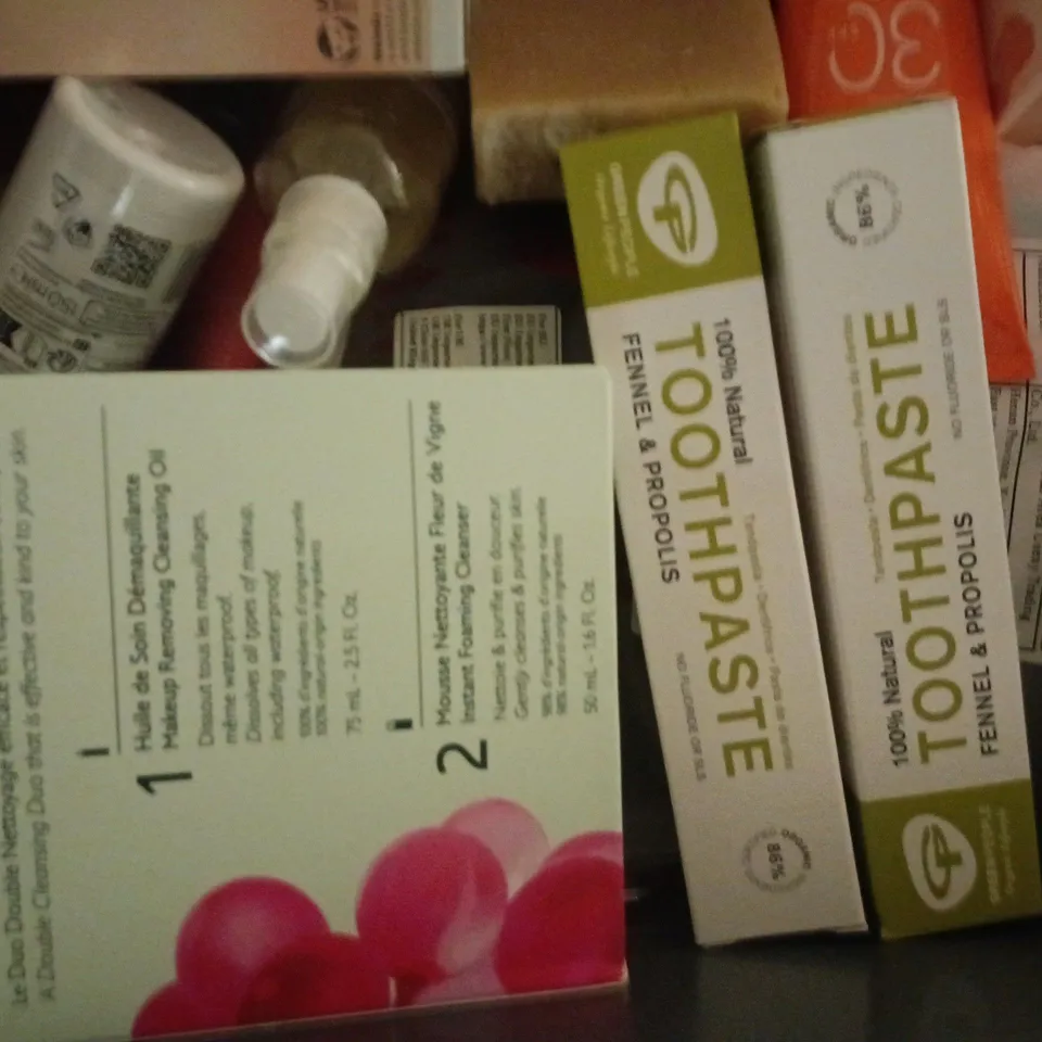 APPROXIMATELY 15 ASSORTED COSMETIC ITEMS TO INCLUDE WELEDA, PANTENE, ETC - COLLECTION ONLY