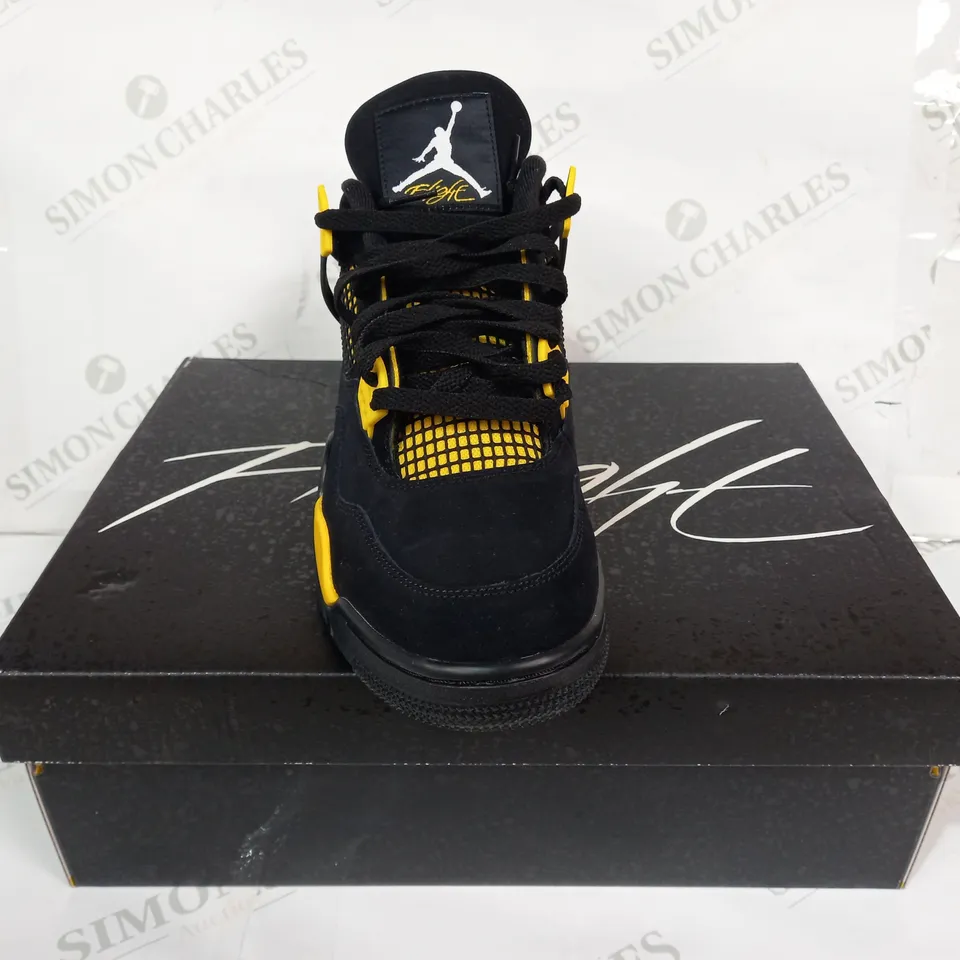 BOXED PAIR OF NIKE AIR JORDAN 4 RETRO SHOES IN BLACK/YELLOW UK SIZE 8.5