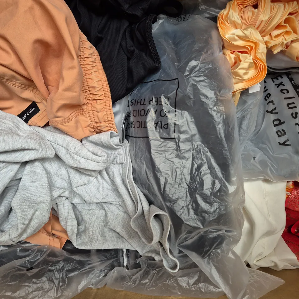 BOX OF APPROXIMATELY 25 ASSORTED CLOTHING AND FASHION PRODUCTS IN VARIOUS STYLES AND SIZES - COLLECTION ONLY