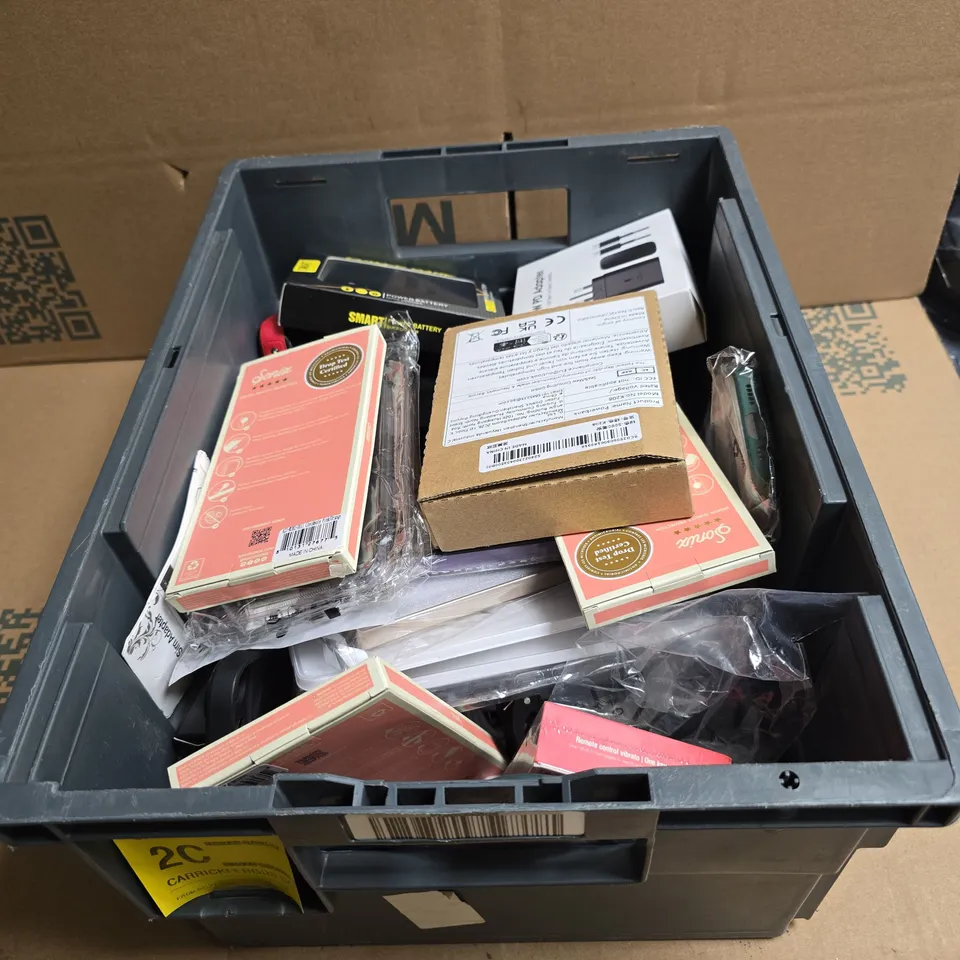 TOTE OF APPROXIMATELY 20 ASSORTED ITEMS TO INCLUDE PHONE CASES, 45W PD ADAPTER, POWER BANK ETC