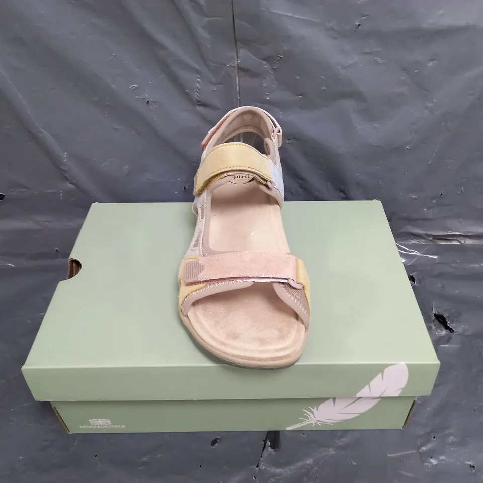 BOXED PAIR OF WOMENS FREE SPIRIT ZEAL MULTI SANDALS SIZE 7