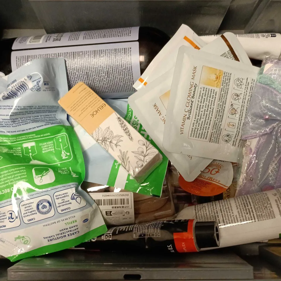 APPROXIMATELY 15 ASSORTED HEALTH & BEAUTY PRODUCTS TO INCLUDE CAREX HAND WASH, CREIGHTONS SALICYLIC ACID, KIKO JUICY FRIZZ, ETC