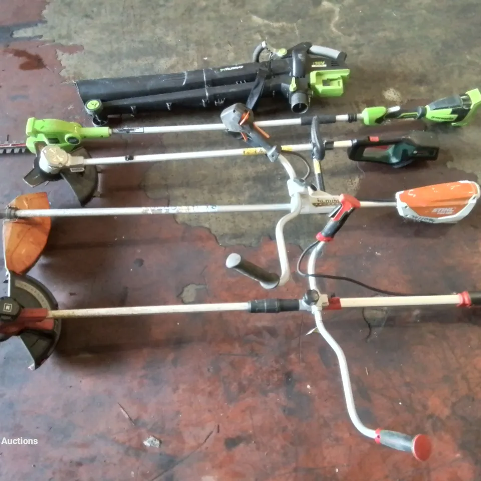 LOT CONTAINING APPROXIMATELY 5 MIXED GARDEN TOOLS. (BATTERIES NOT INCLUDED)