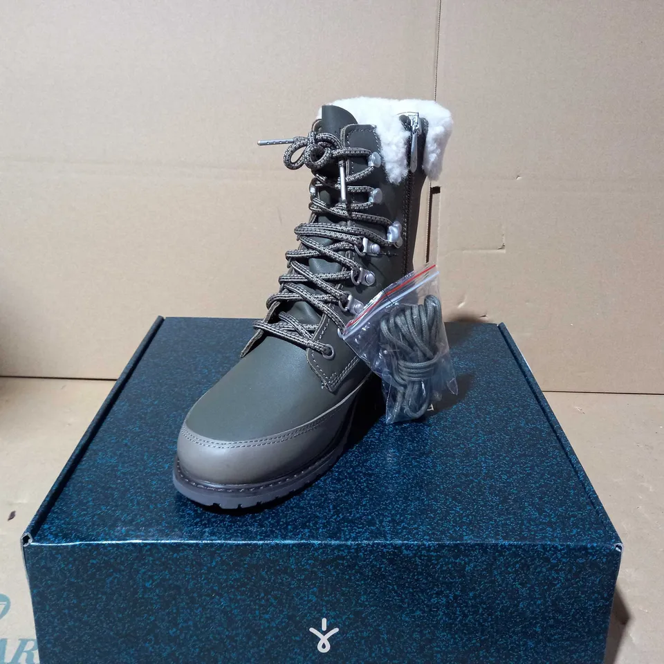 BOXED PAUR OF EMU OKAB FAUX LEATHER BOOTS IN DARK OLIVE UK SIZE 5