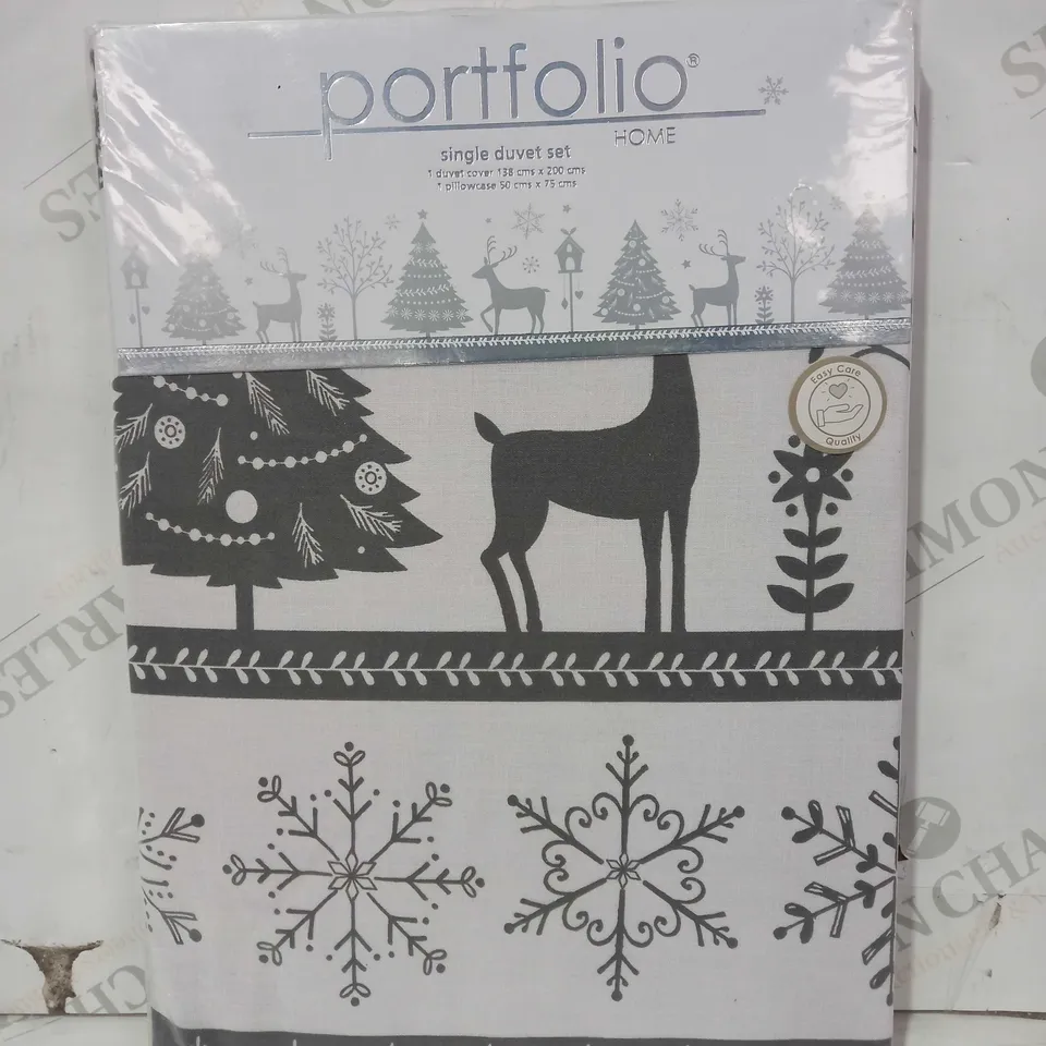 PORTFOLIO HOME SINGLE REVERSIBLE DUVET SET - GREY W. FESTIVE PATTERN