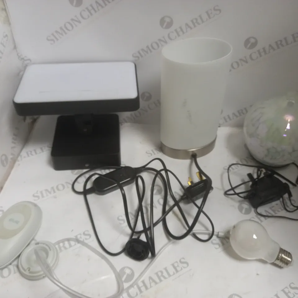 BOX OF APPROX 5 ASSORTED ITEMS TO INCLUDE A TABLE LAMP, DIFFUSER, PHILIPS 7W BULB, ETC. 