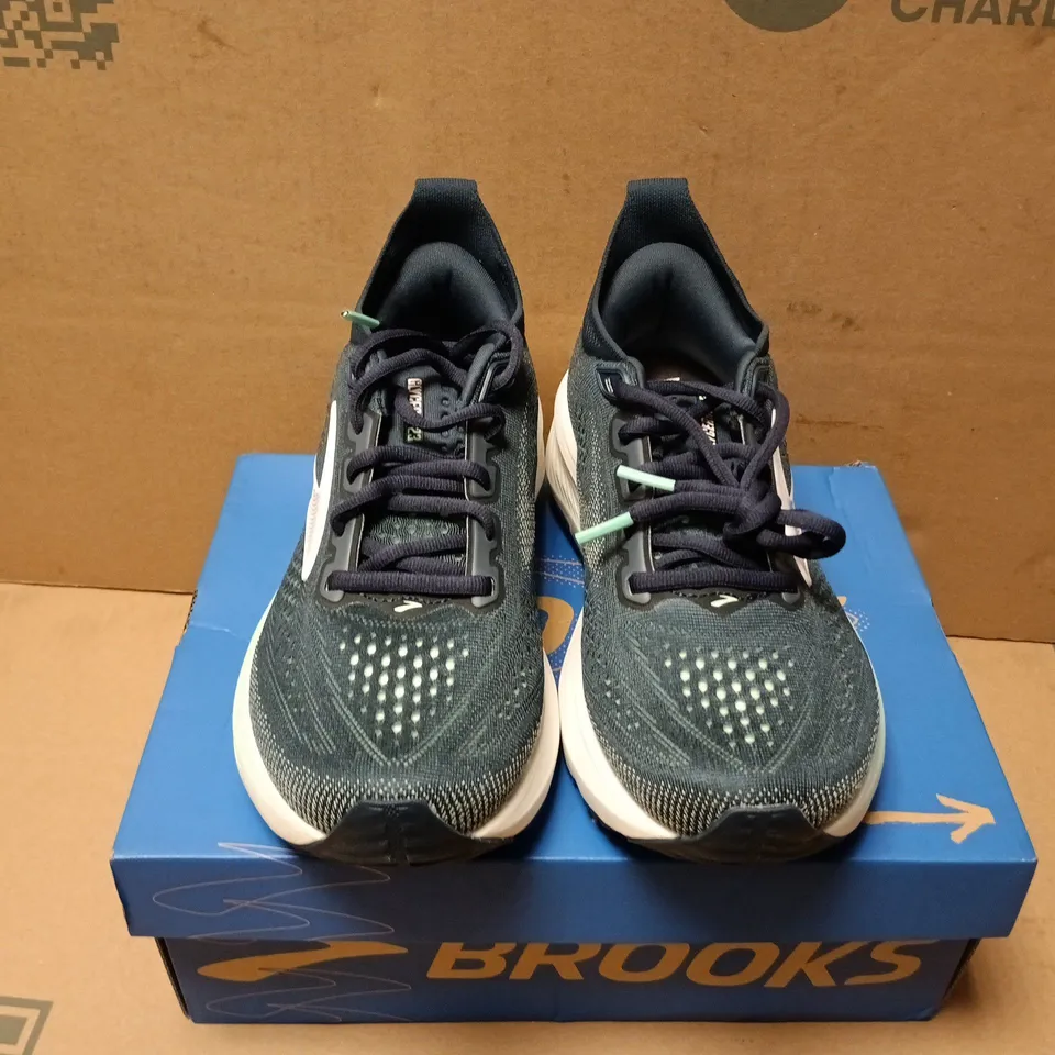 BOXED PAIR OF BROOKS GLYCERIN 23 TRAINERS IN NAVY - UK 4.5
